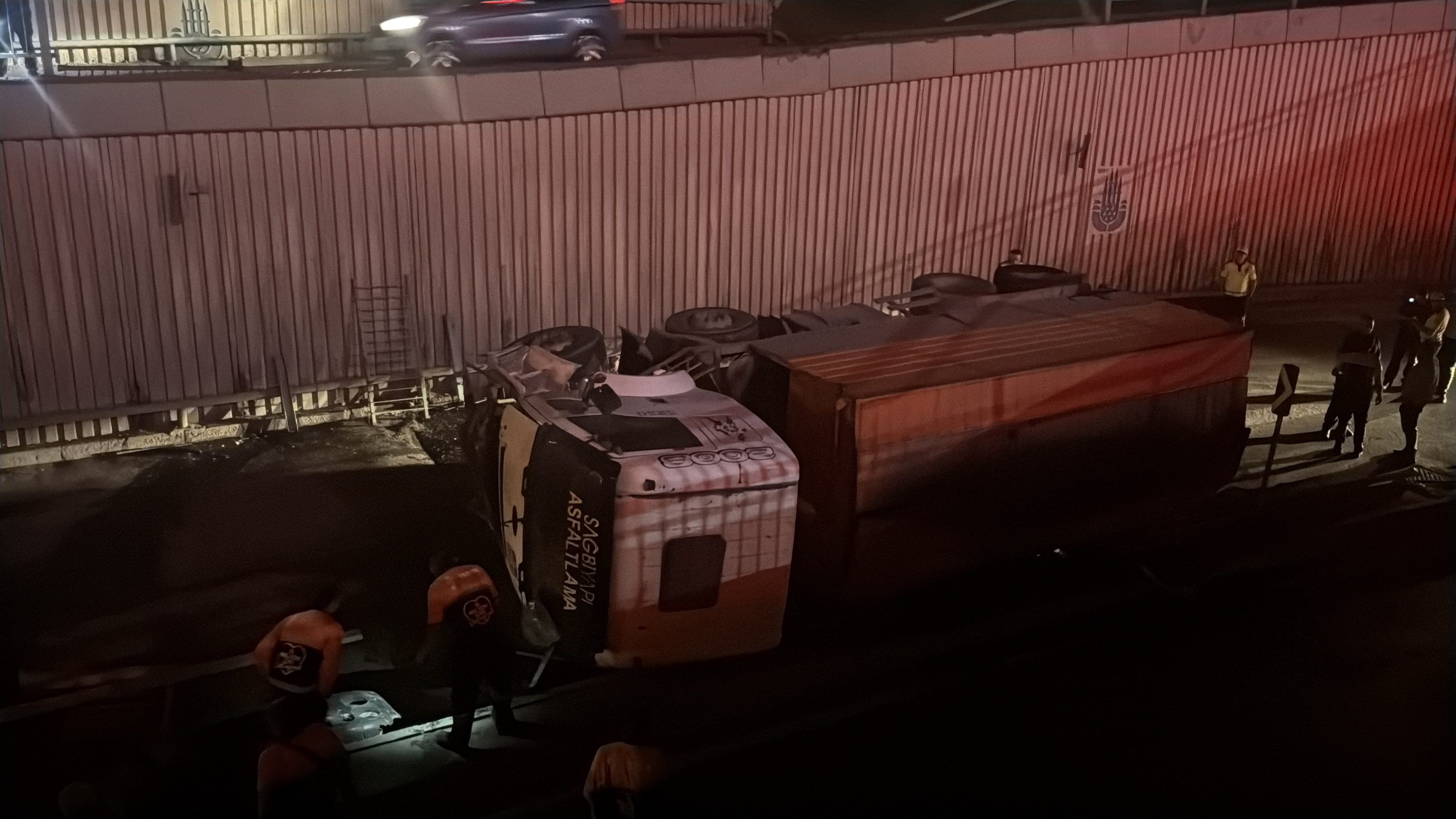 Avcılar'da İBB'ye bağlı asfalt kamyonu, virajı alamayarak alt geçit yoluna