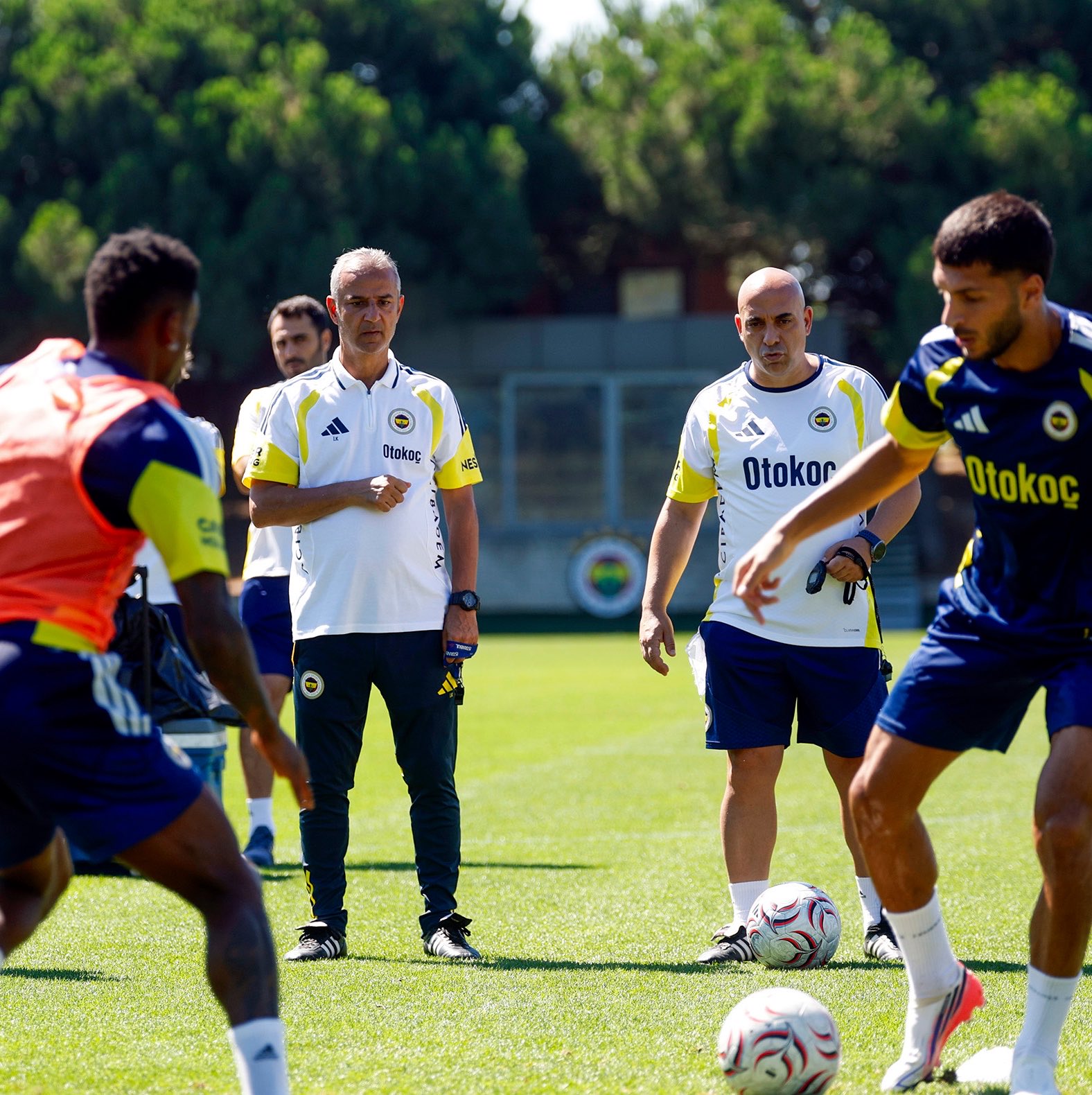 Fenerbahçe bugün yapılan idmandan İsmail Kartal'ın olduğu fotoğrafları yayınladı.