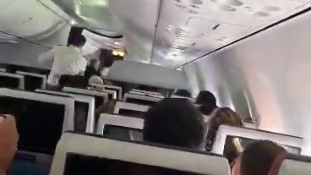Dubai’den Tel Aviv’e gitmek üzere havalanan Flydubai uçağında pilotlar arasında