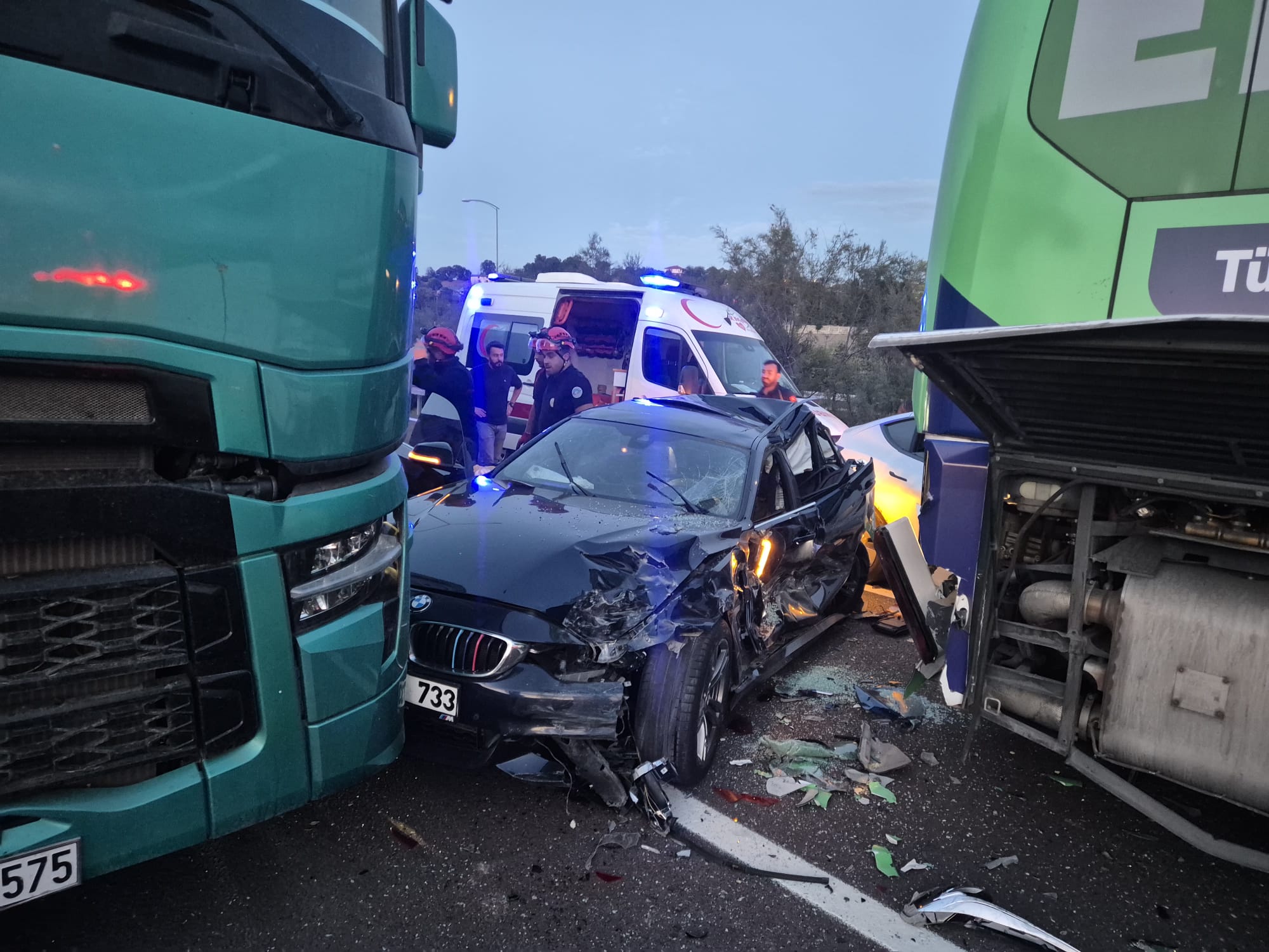 İstanbul-İzmir Otoyolu’nda gece saatlerinde 5 otomobil, otobüs ve TIR'ın karıştığı