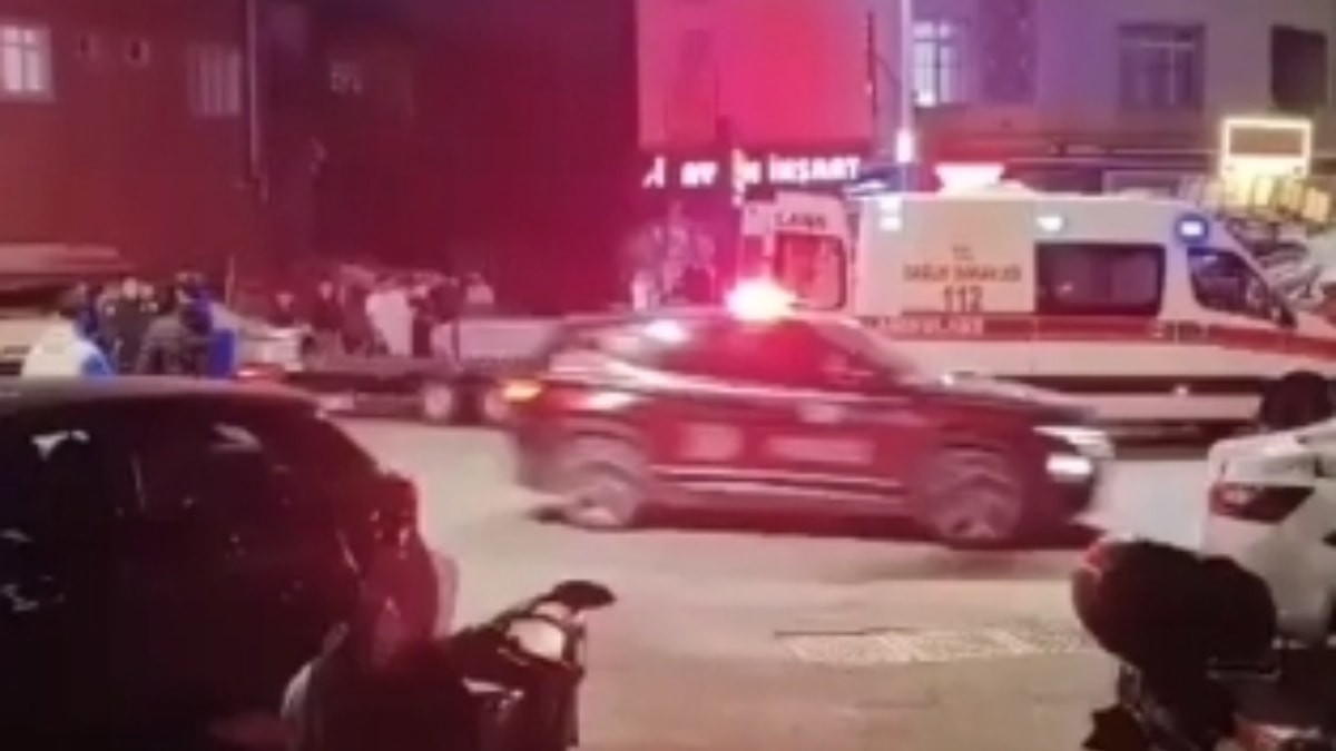 İstanbul Sultangazi'de eşiyle telefonda görüştüğünü iddia ettiği şahsı silahla yaralayan
