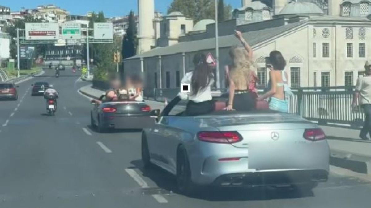 İstanbul’da seyir halindeki iki üstü açık araçta çekilen görüntüler sosyal