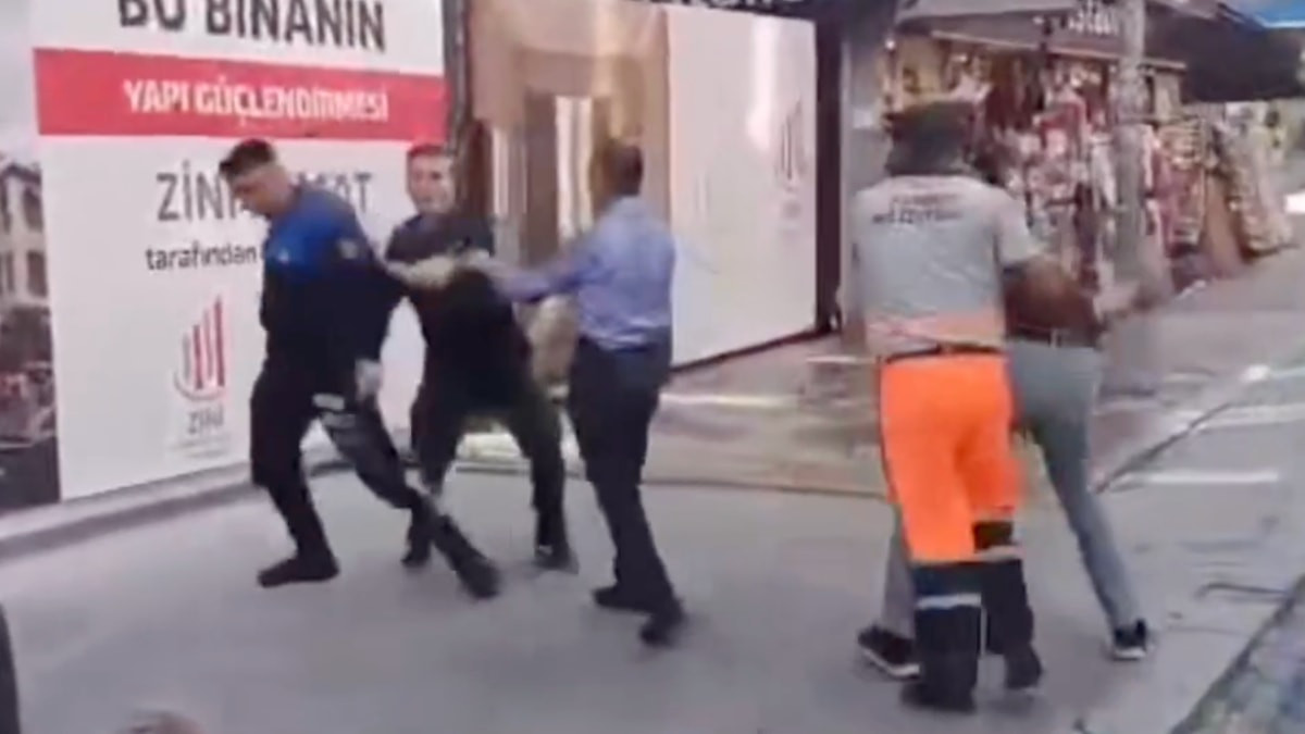 Fatih’te zabıta personeli ile bir vatandaş sokakta kavga etti. Kavgayı