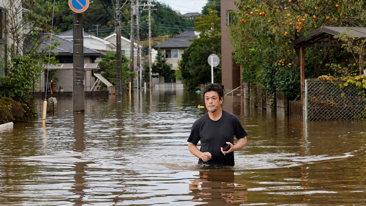Japonya’da etkili olan Dujuan Tayfunu nedeniyle hayatını kaybedenlerin sayısı 13’e