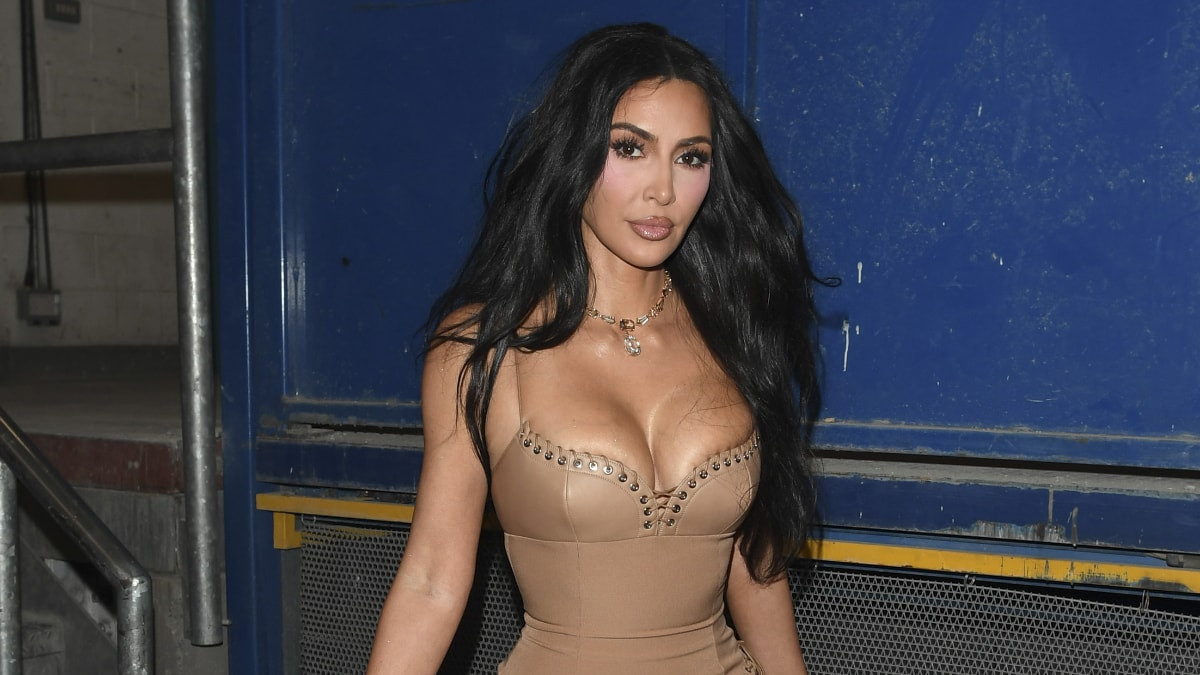 Paris'te kaldığı otelde 10 milyon dolarlık mücevheri çalınan Kim Kardashian'ın
