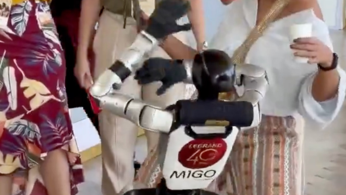 Cartagena şehri sokaklarında müzik eşliğinde dans eden insansı robot Migo,