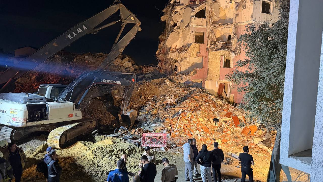 Küçükçekmece'de kentsel dönüşüm kapsamında yıkımı yapılan binanın bir bölümünün çöktü.
