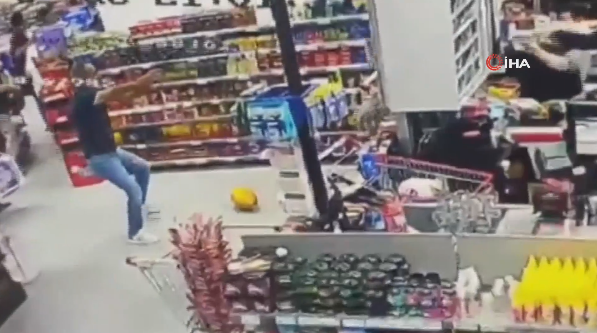 Ankara'da bir markette içeride çok sayıda müşterinin olduğu sırada silahlı
