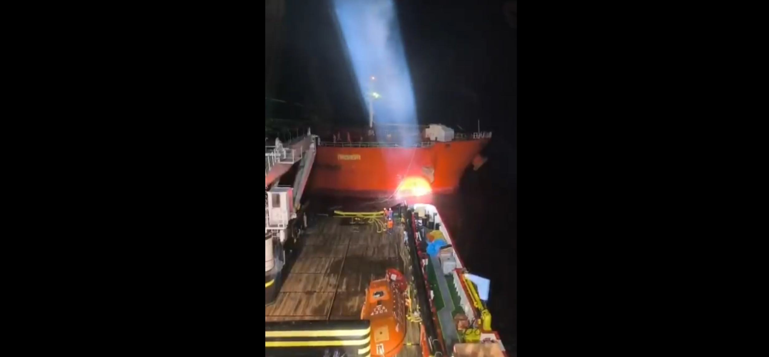 Marmara Adası açıklarında makine arızası nedeniyle sürüklenen Rus tankeri yardım