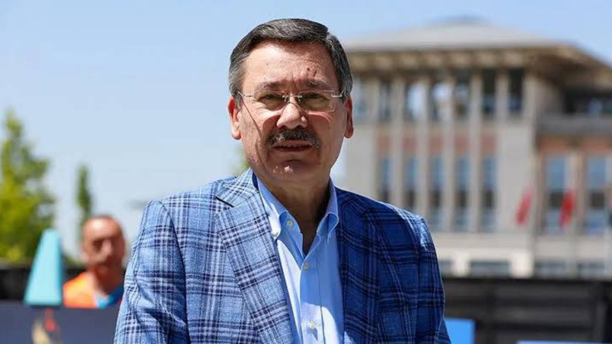 Sosyal medya hesabından Ahmet Davutoğlu'nun Cumhurbaşkanı Erdoğan'a hakaret ettiği videoyu