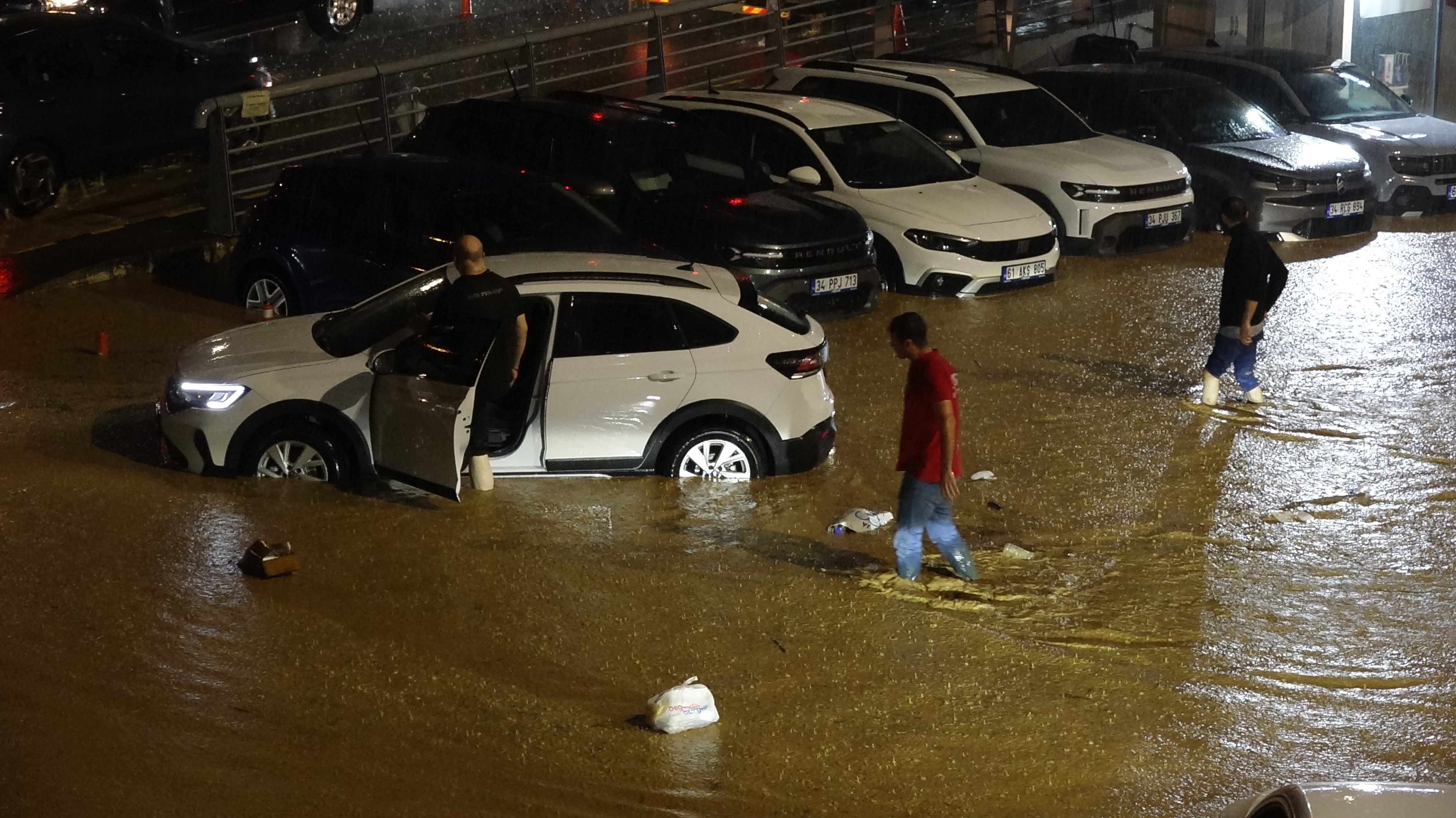 Meteoroloji Genel Müdürlüğü'nün uyarısının ardından Doğu Karadeniz Bölgesi'nde sağanak etkili