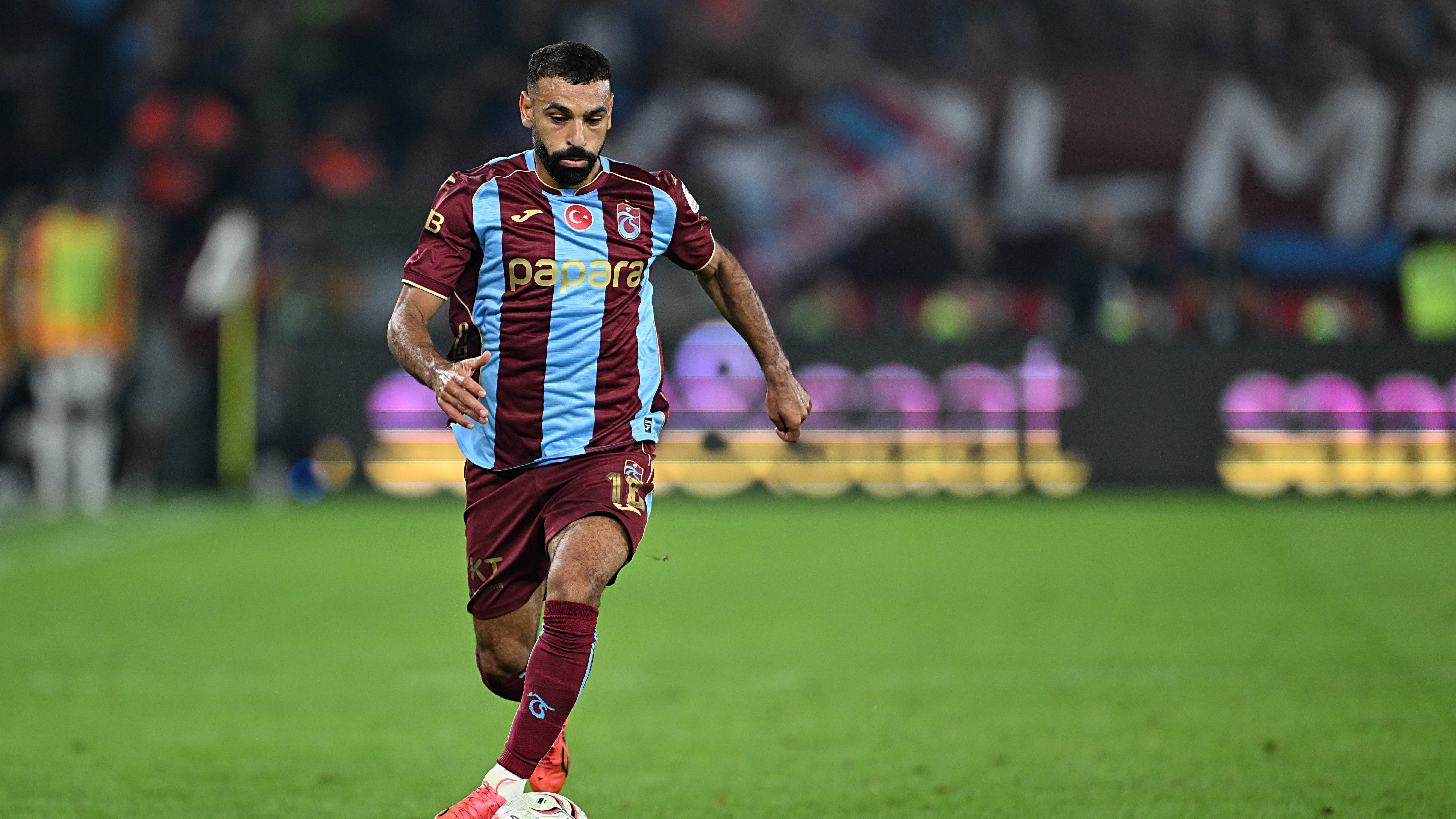 Trabzonspor'un futbolcusu Muhammed Salah'a İngiltere'de hız sınırını aşmaktan trafikten men