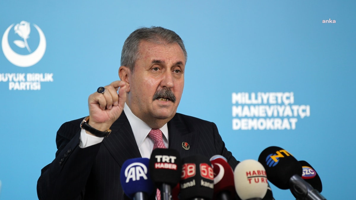 Mustafa Destici, partisinin genel merkezinde düzenlediği haftalık basın toplantısında adaylarının