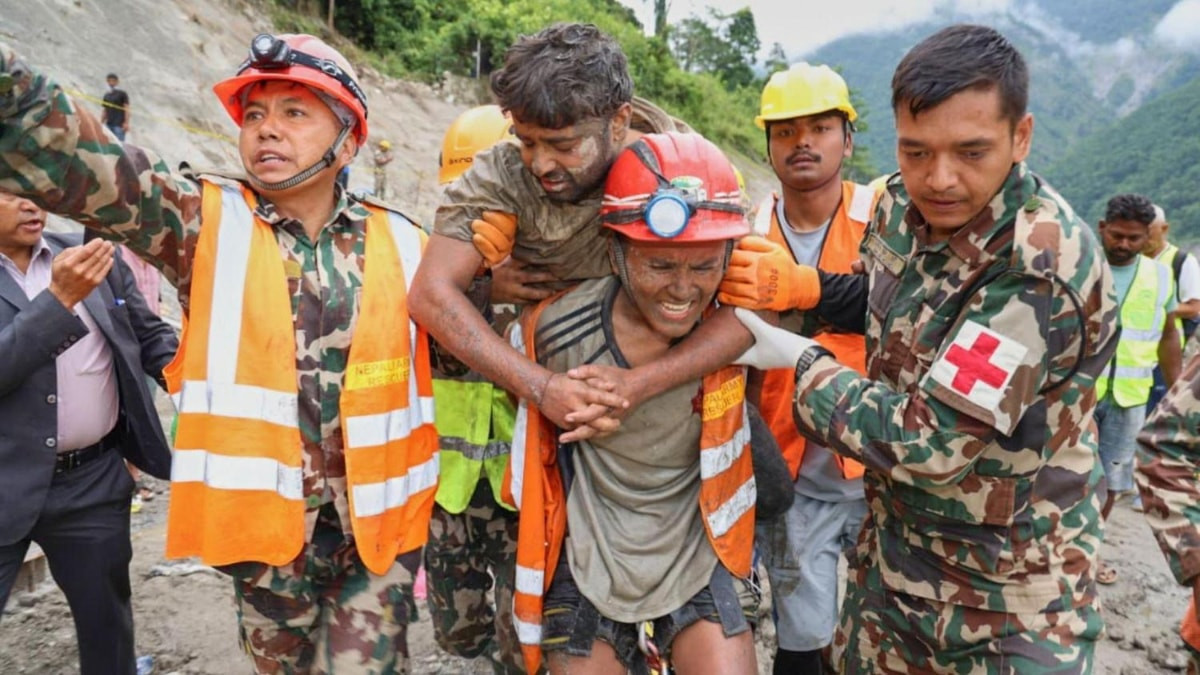 Nepal'de 26 Ağustos'ta Bhotekoshi Nehri'ndeki taşkın nedeniyle meydana gelen sel