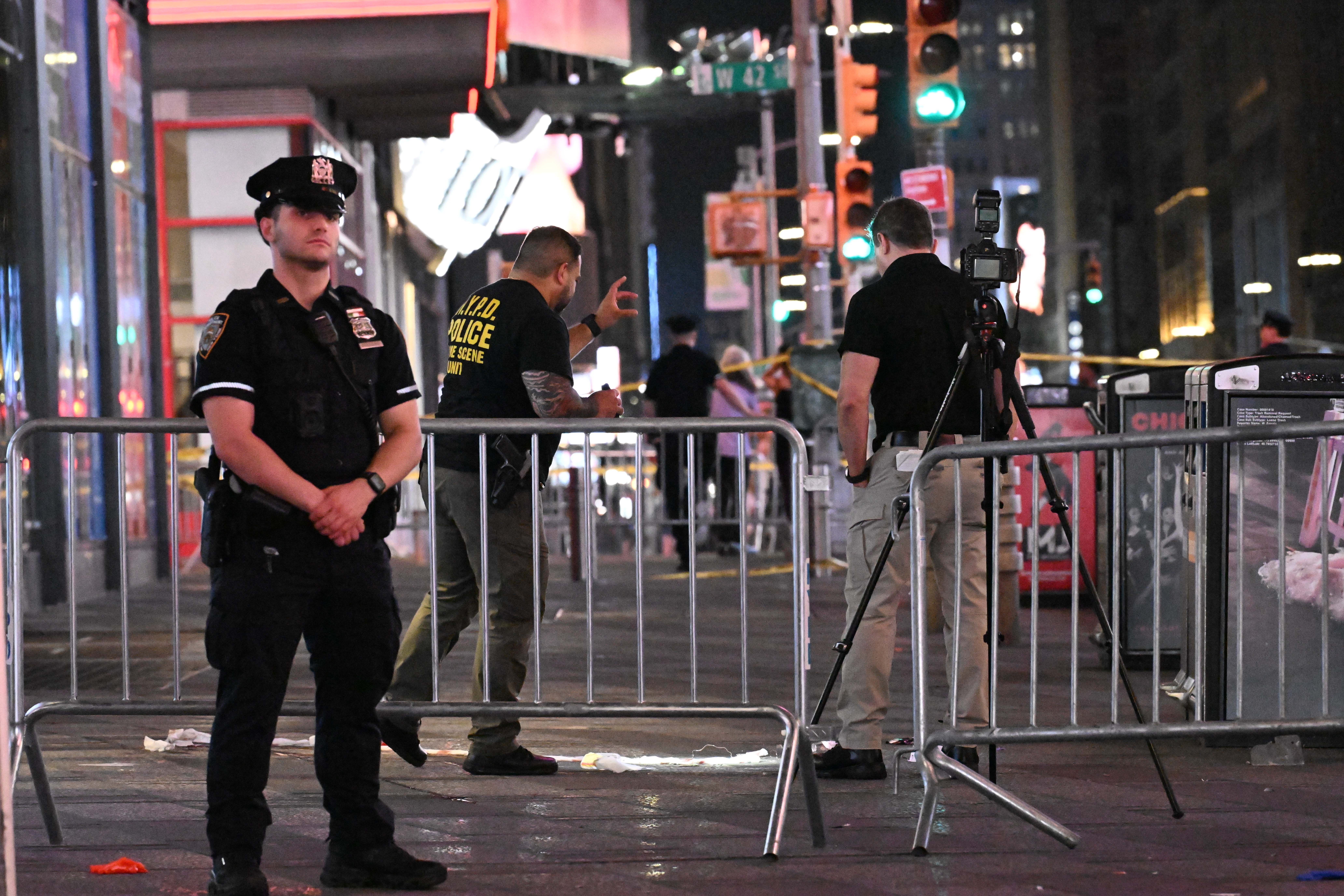 New York kentindeki Times Meydanı'nda gerçekleşen bıçaklı saldırıda 2 kişi