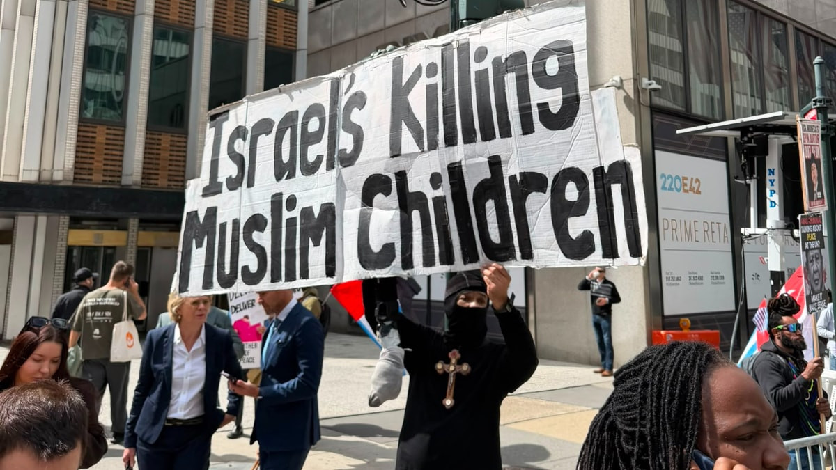 New York'ta İsrail Başbakanı Binyamin Netanyahu'ya karşı protesto gösterisi düzenleyen
