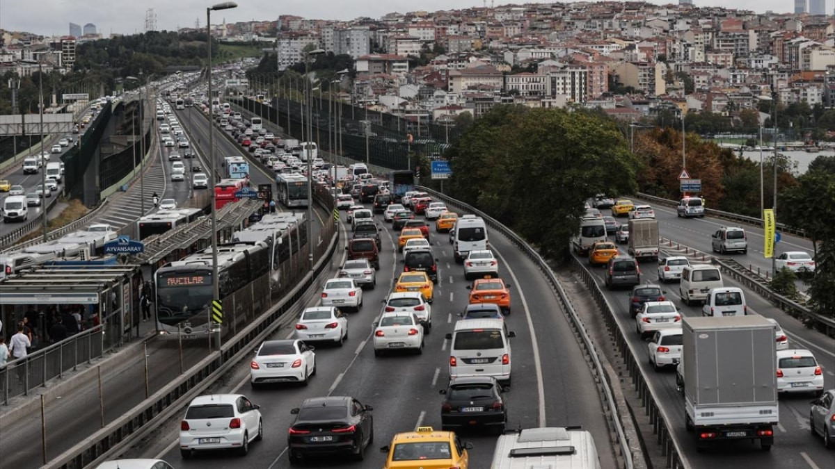 Bugün açılacak okullarda ilk dersin saat 10.00'da başlaması kararına rağmen