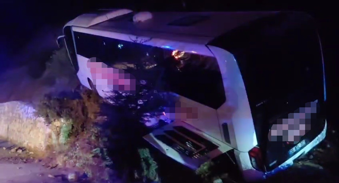 Şehirlerarası yolcu otobüsü Manisa Kırkağaç'ta yoldan çıkarak kaza yaptı. 18