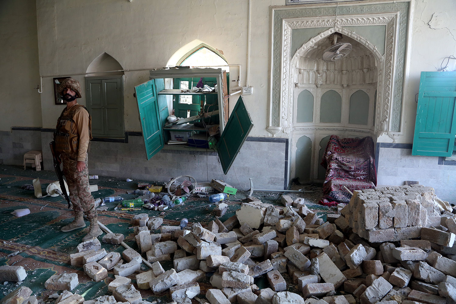 Pakistan'da polis merkezi yerleşkesindeki cami yakınlarında dün cuma namazı sırasında