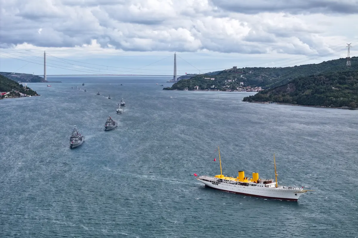 Preveze Deniz Zaferi'nin 488'inci yılı kapsamında İstanbul Boğazı'nda 15 gemiyle