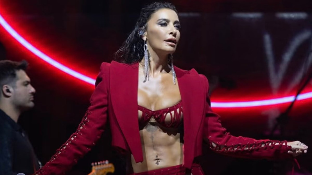 Şarkıcı Sıla Gençoğlu dün akşam verdiği konserde tercih ettiği sahne