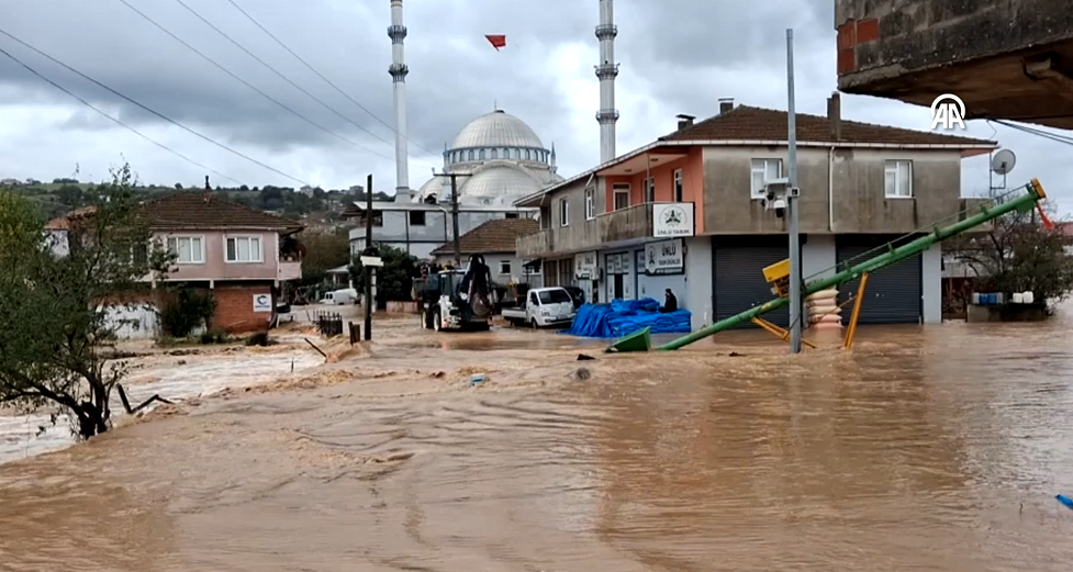 Sakarya'da kuvvetli yağış, bazı yollarda, ev ve tarım arazilerinde su