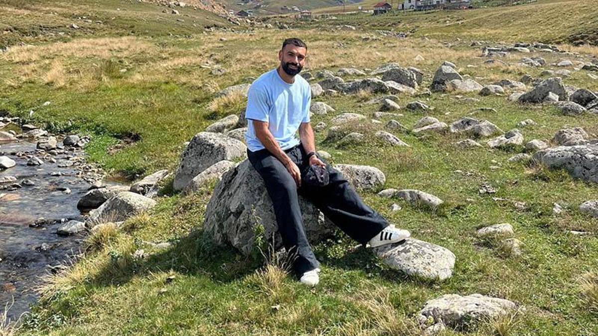 Dünyaca ünlü futbolcu Mohamed Salah'ın oturduğu taşın yanına konulan "Salah