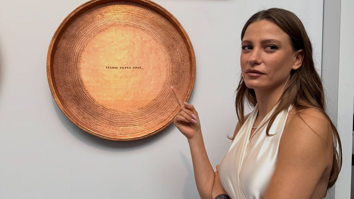 Paris Moda Haftası’nda podyuma çıkan Serenay Sarıkaya, büyülemişti. Ünlü oyuncunun