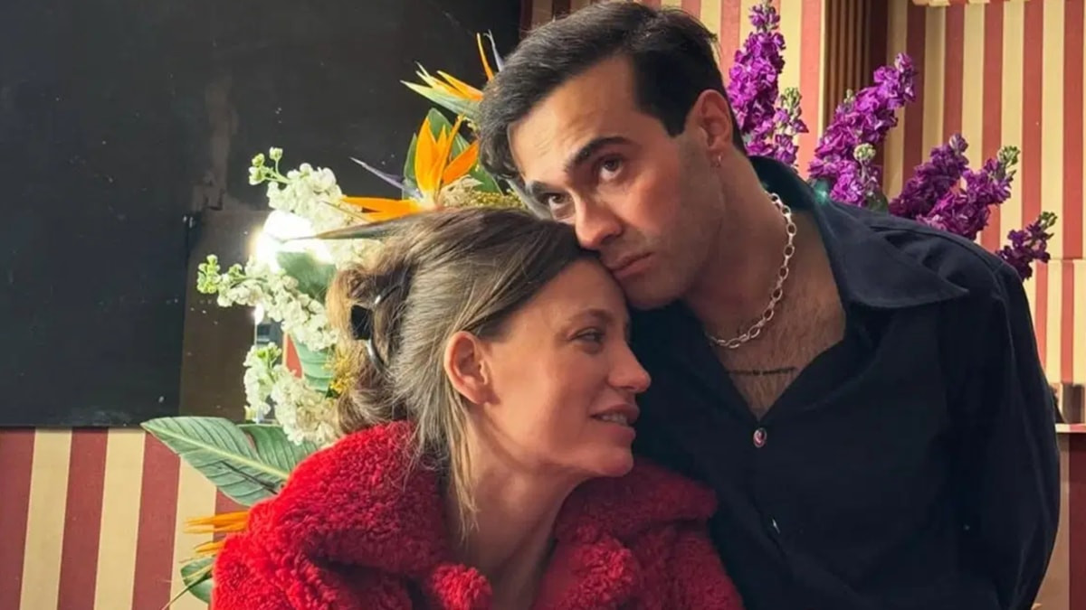 Güzel oyuncu Serenay Sarıkaya'nın uzun zamandır birlikte olduğu şarkıcı Mert