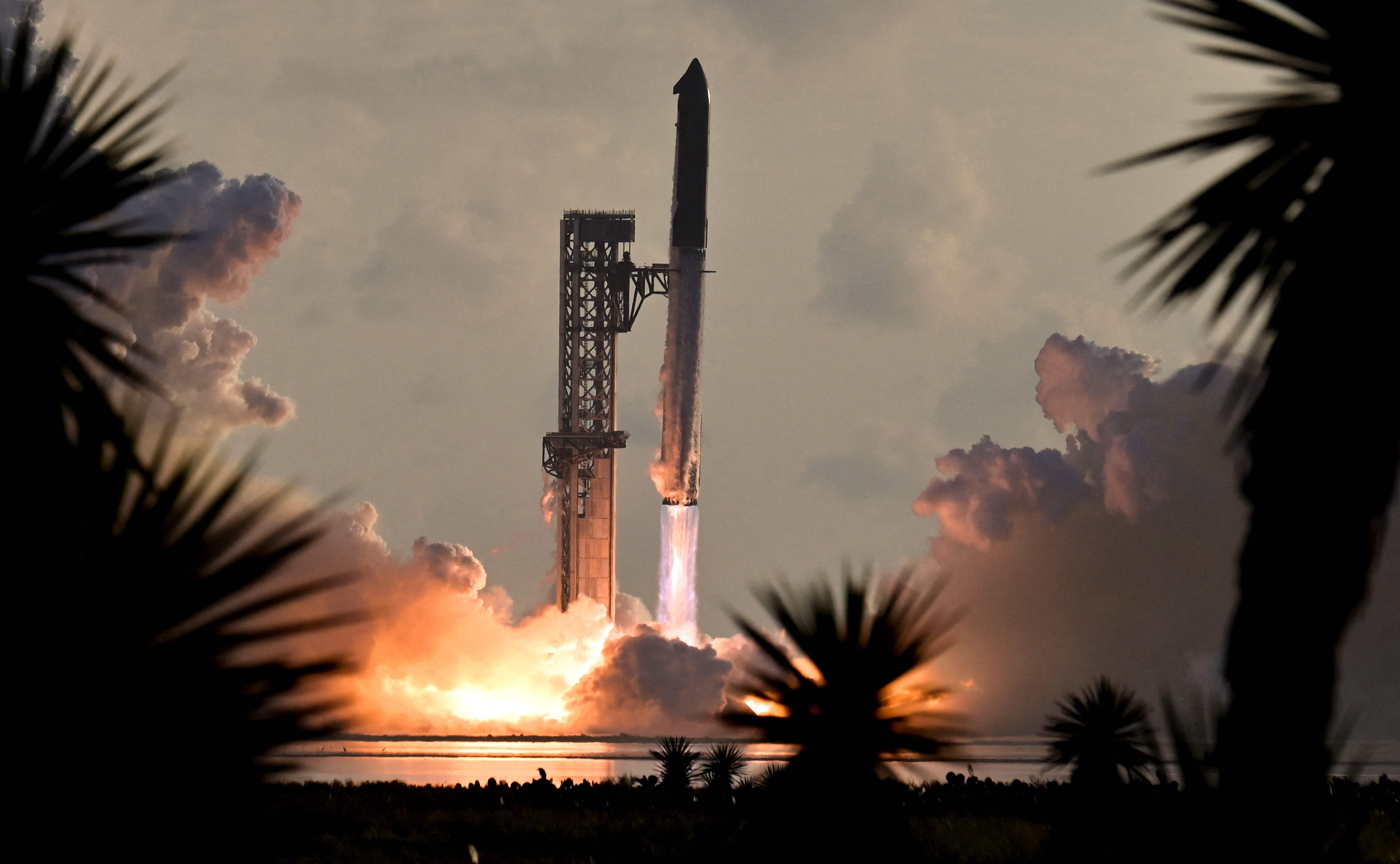 SpaceX, Ay ve Mars görevleri için insan ve yük taşımayı