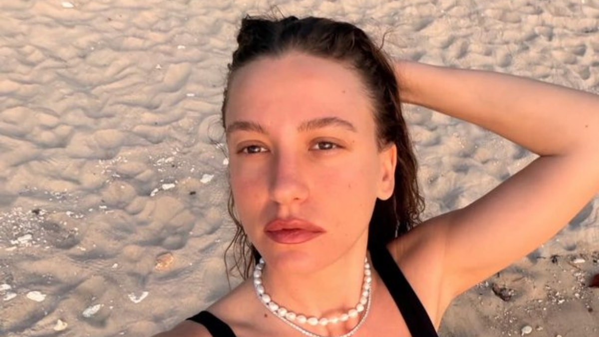 Hem güzelliği hem de oyunculuğu başarısıyla beğeni toplayan Serenay Sarıkaya,