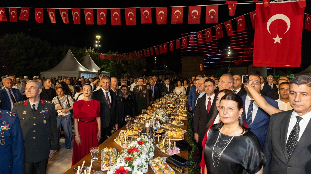 İzmir'deki 9 Eylül resepsiyonunun alkolsüz olacağı, İzmir Büyükşehir Belediye Başkanı