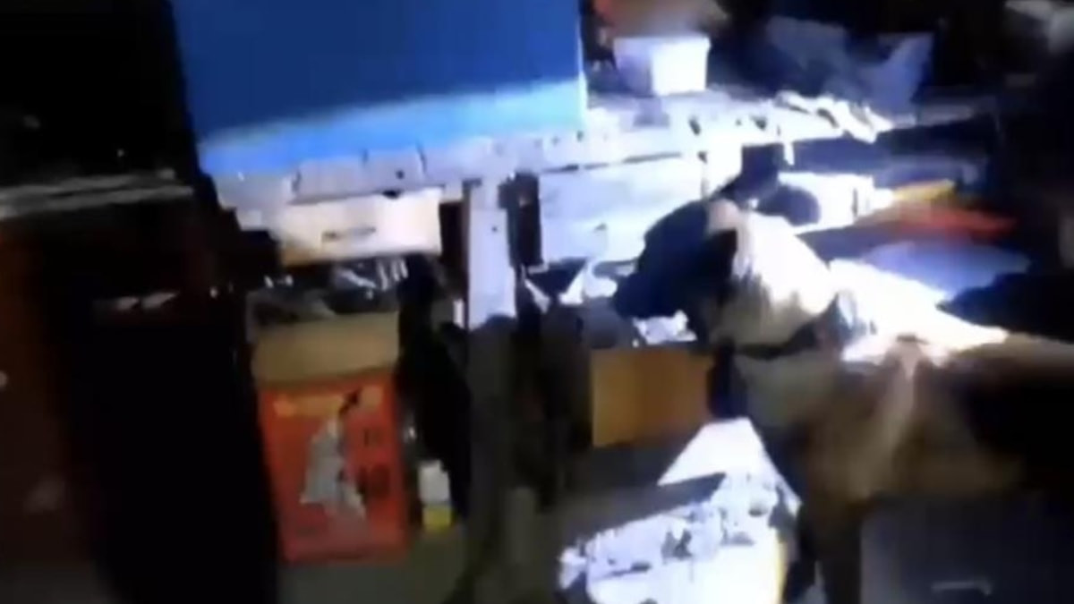 Tokat'ta 11 adrese eş zamanlı düzenlenen silah kaçakçılığı operasyonunda yakalanan