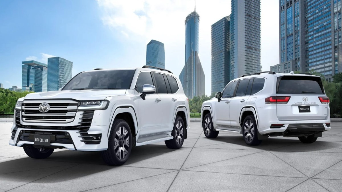 Toyota, standart benzinli motora veda ettiği yenilenen Land Cruiser 300