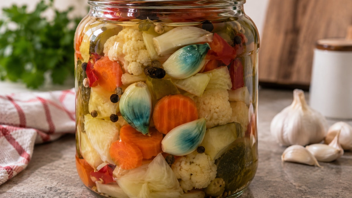 Kurulan turşularda sarımsakların mavi veya yeşil renge dönmesi, çoğu kişinin