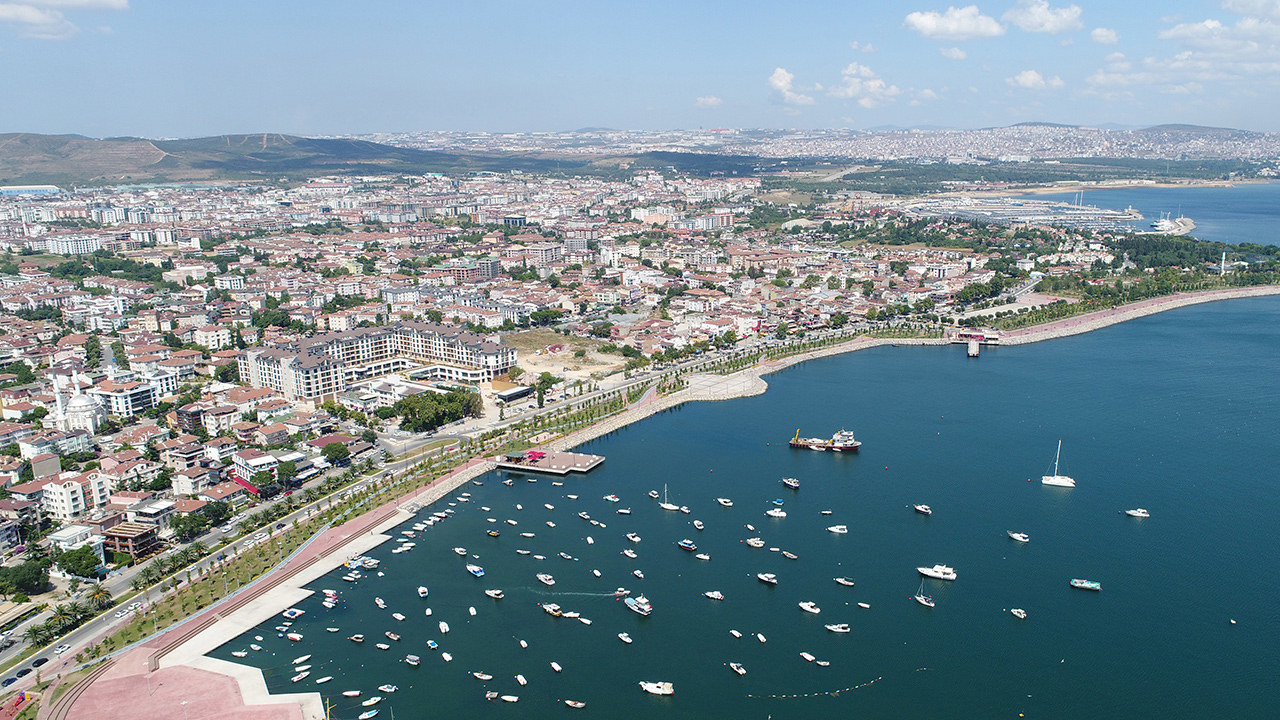 İstanbul Tuzla'da kanalizasyon hattına yapılan kaçak deşarj, iki mahallede kötü