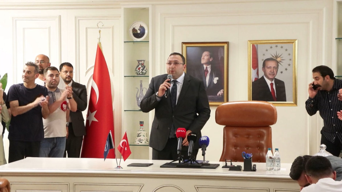 Üsküdar Belediye Başkanı Sinem Dedetaş’ın görevden uzaklaştırılmasının ardından Belediye Meclisi’nde
