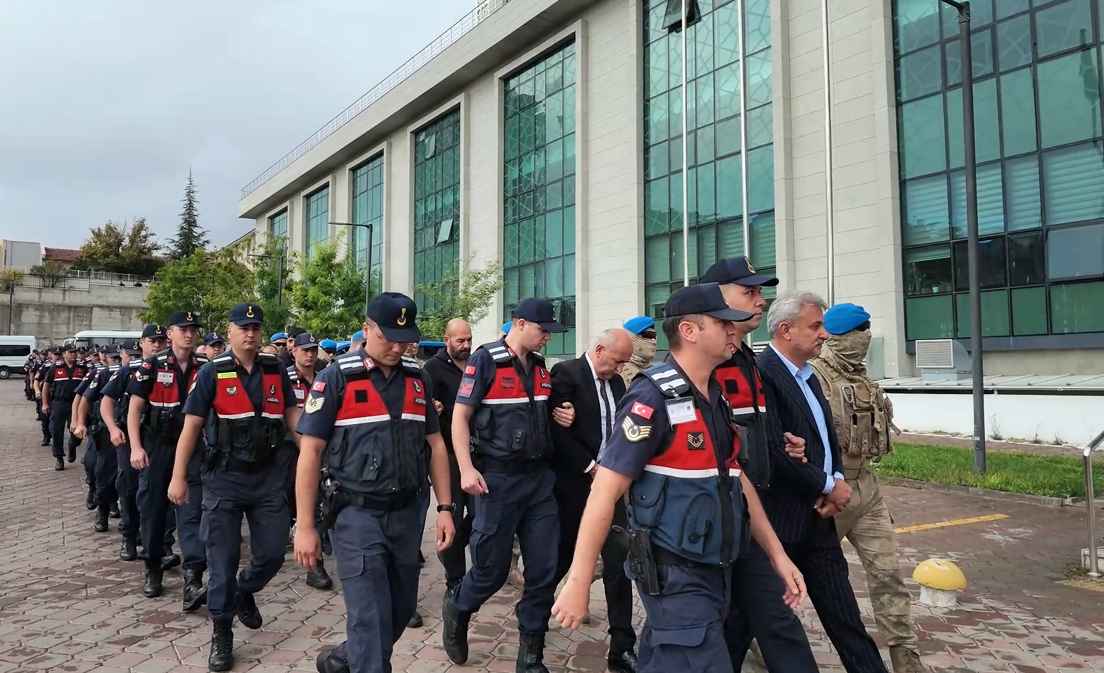 Kırıkkale'nin Yahşihan Belediyesi'ne yönelik yürütülen yolsuzluk soruşturmasında, aralarında eski belediye