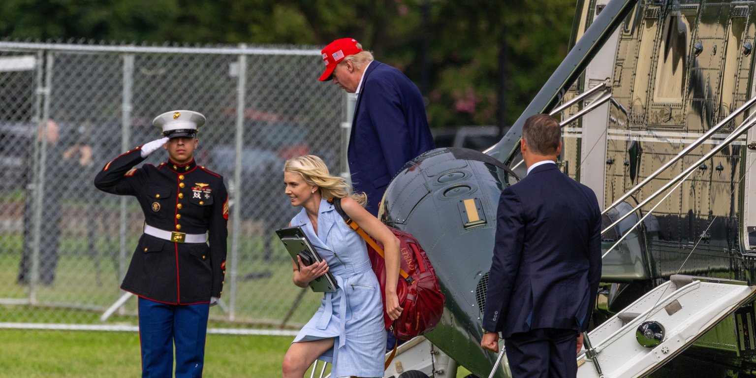 ABD Başkanı Donald Trump, aralarında Natalie Harp'ın da yer aldığı