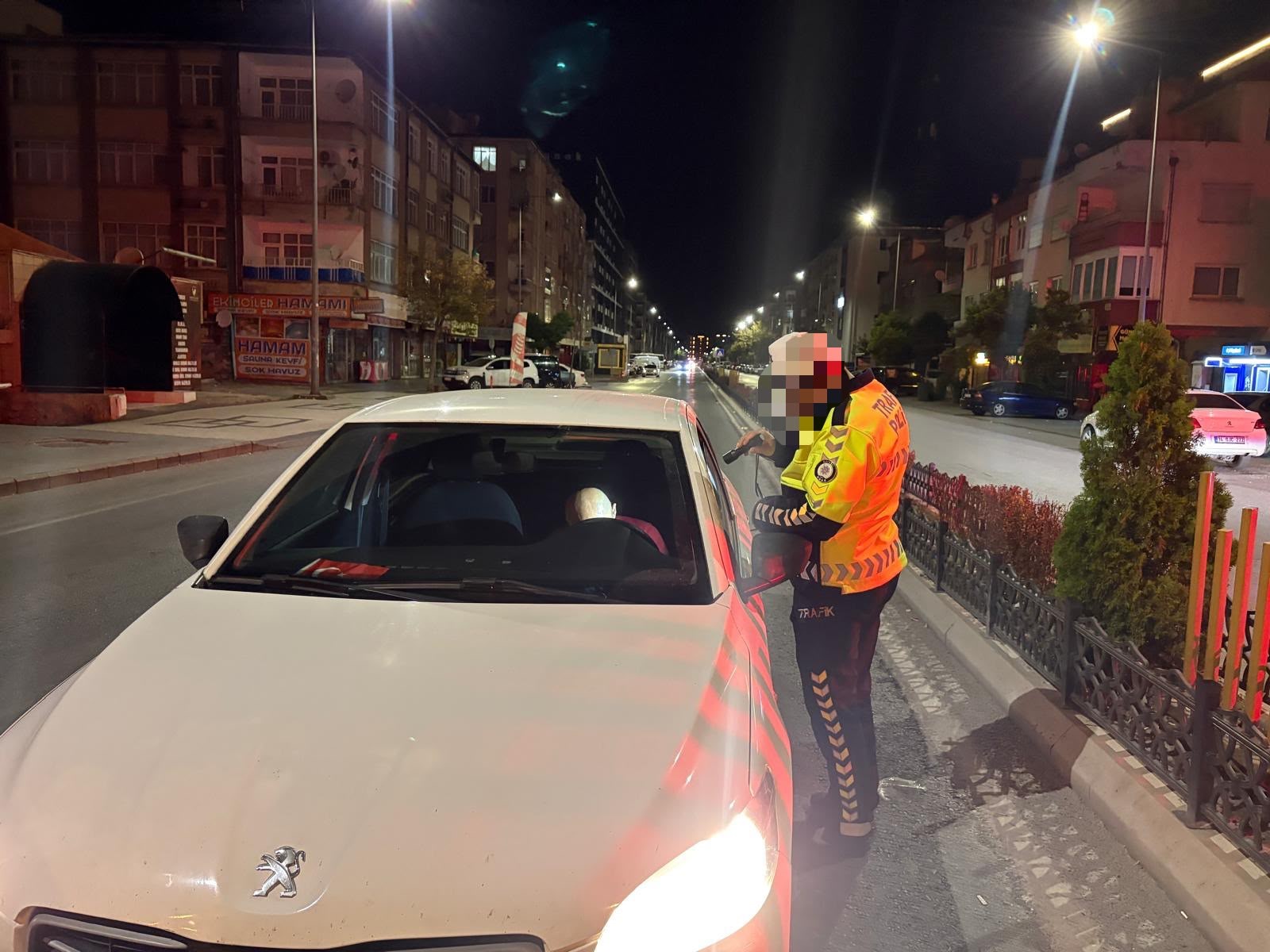 Kayseri'de yolun ortasında sızan alkollü sürücü polis ekipleri tarafından uyandırıldı.