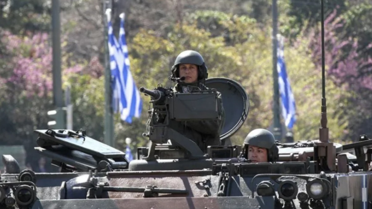 Yunanistan genelinde yaklaşık 100 bin yedek askere cep telefonları üzerinden