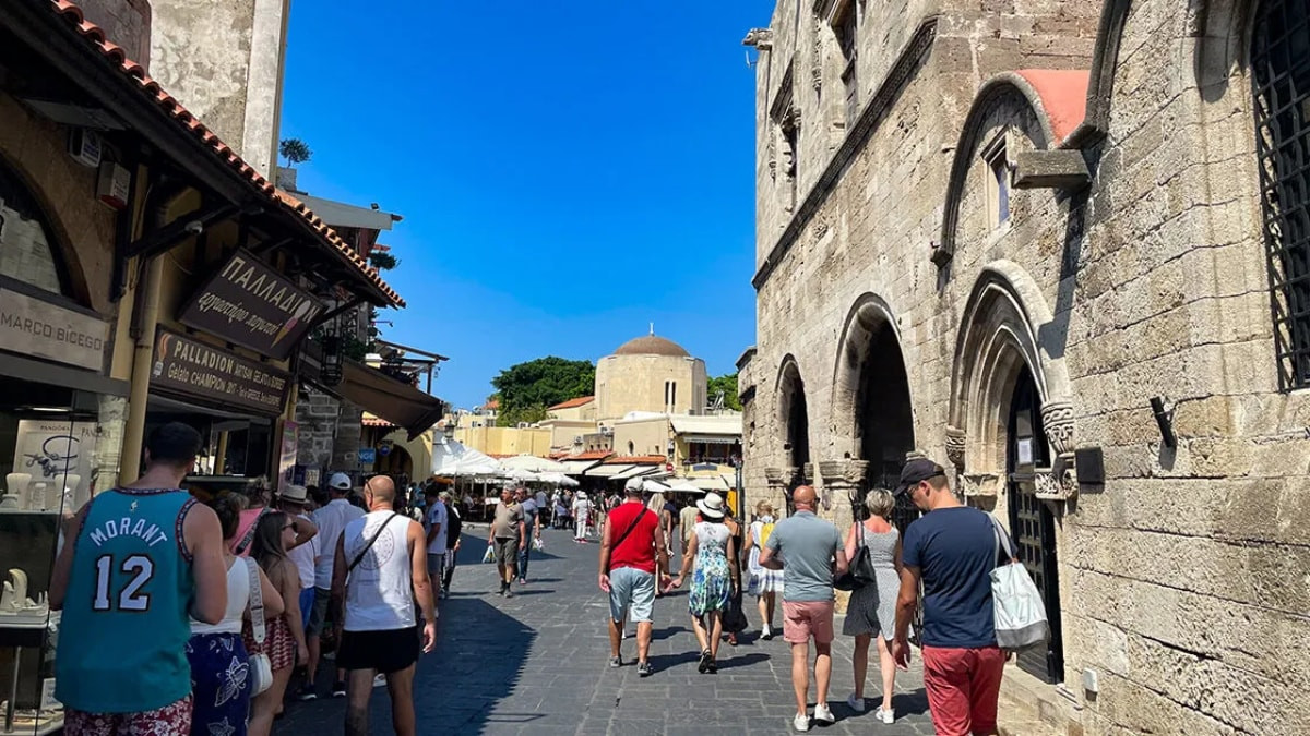 Yunanistan'ın Rodos Adası'nda yüzlerce gastroenterit vakası görüldü. Ağustos ayı boyunca