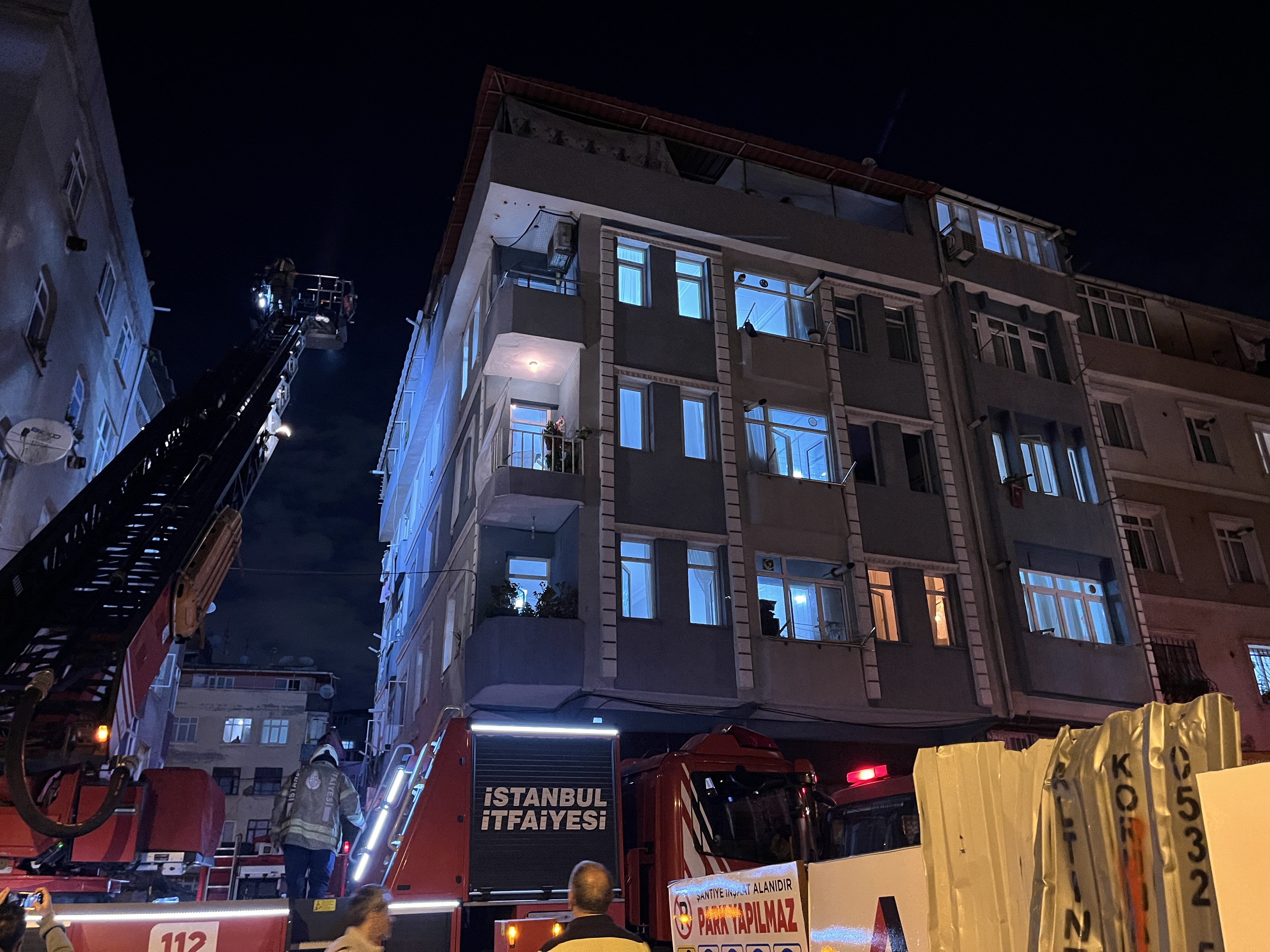 Zeytinburnu'nda 5 katlı binanın bodrumunda yangın çıktı. 5 kişi dumandan