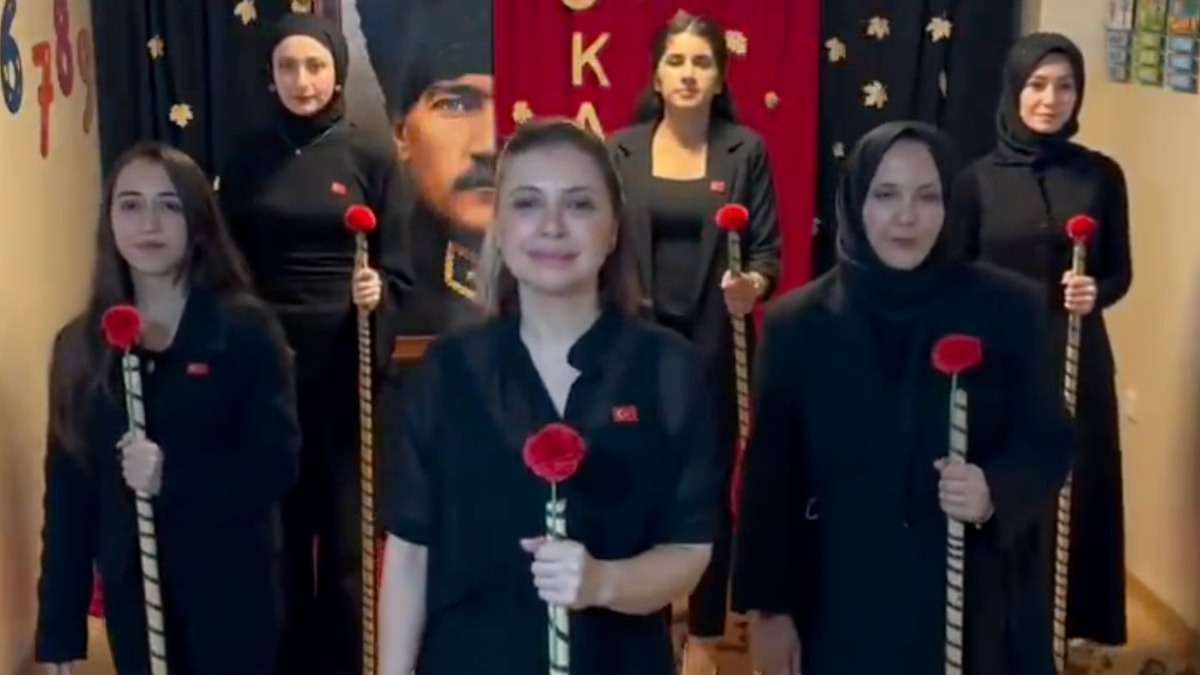 Sosyal medyada bir müzik öğretmeninin 10 Kasım Atatürk'ü Anma Günü