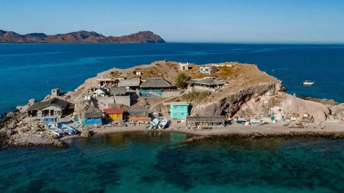 Meksika’da sadece bir hektarlık çorak bir kayalığa yerleşen Cuevas ailesi,