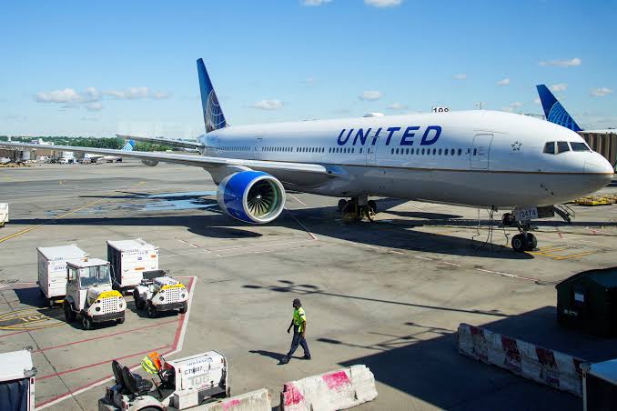 ABD'de, United Airlines hava yolu şirketine ait yolcu uçağı, bir