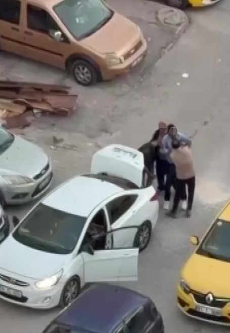 Adana’da bir grup, bir adamı zorla otomobilin bagajına bindirerek kaçırdı.