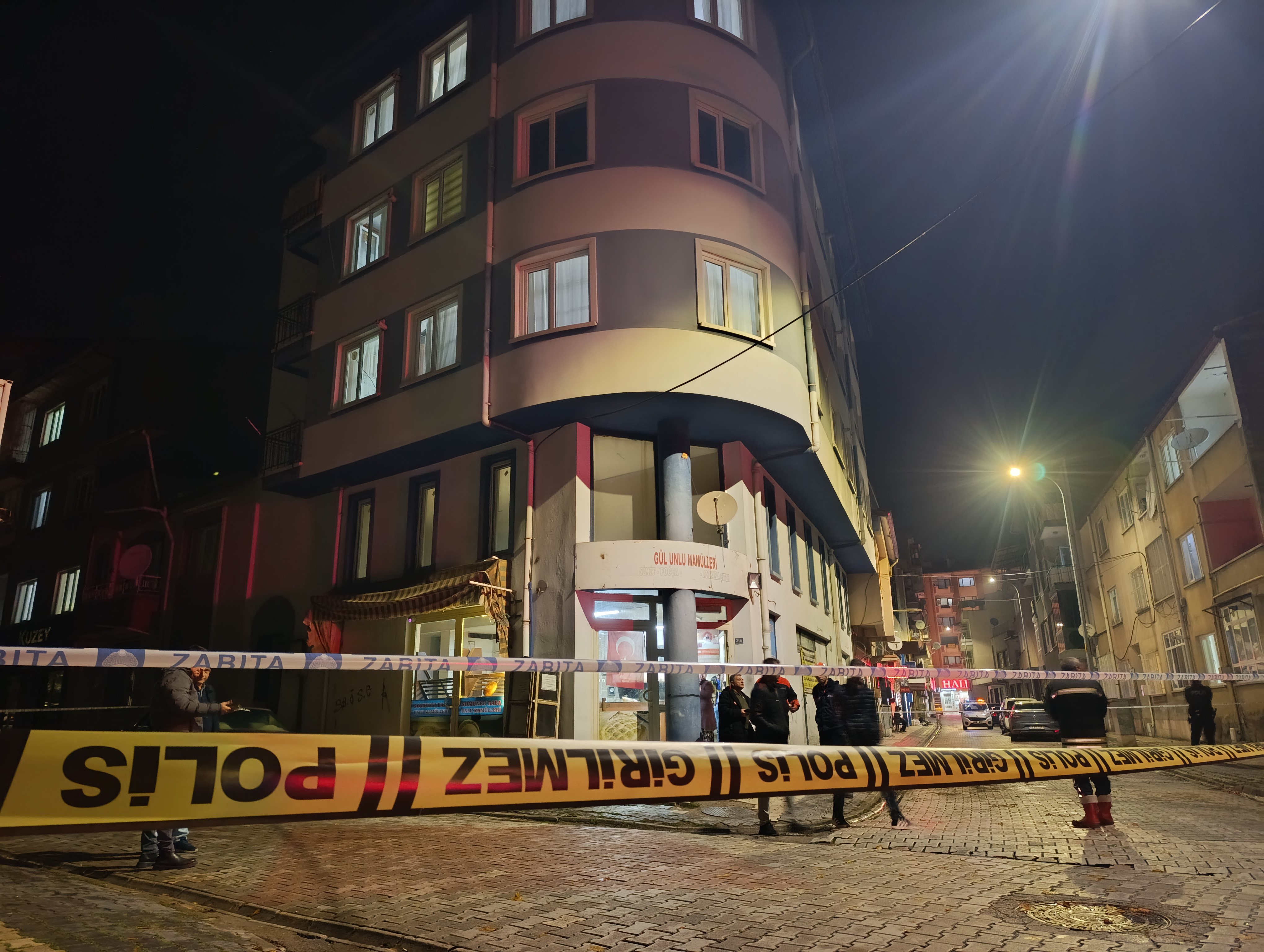 Afyonkarahisar'da 4 katlı bir binanın giriş katında bulunan ekmek fırınının