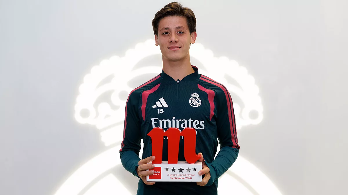 Real Madrid'de eylül ayının futbolcusu seçilen Arda Güler, ödülünü alırken,