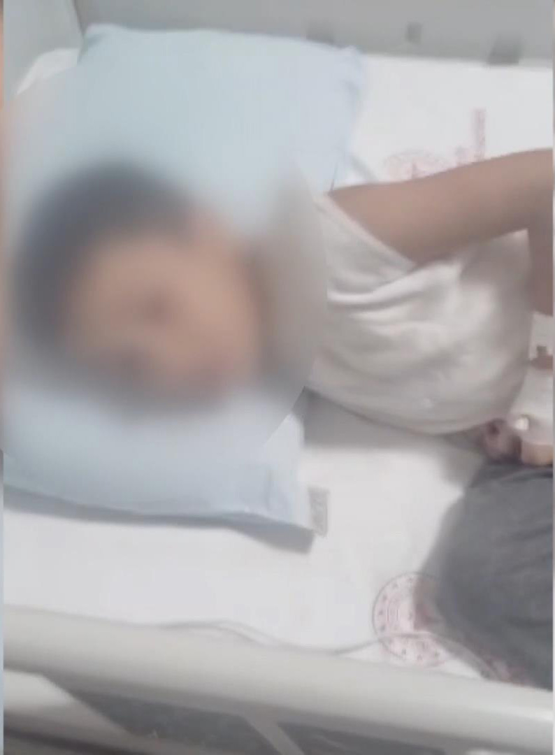 Arkadaşları tarafından üstüne kolonya döküldükten sonra ateşe verilen 12 yaşındaki